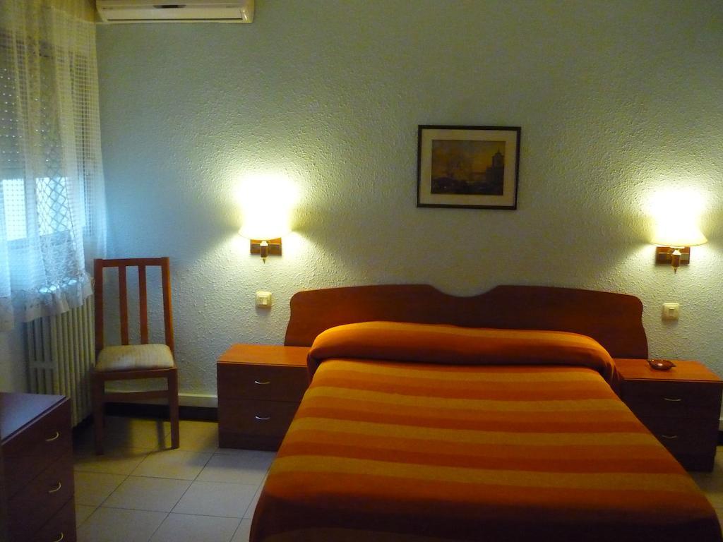 Hostal El Centro Уеска Номер фото
